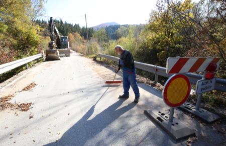 OTONICA PRIPRAVA ZA ASFALT 01 FOTO LJUBO VUKELIČ